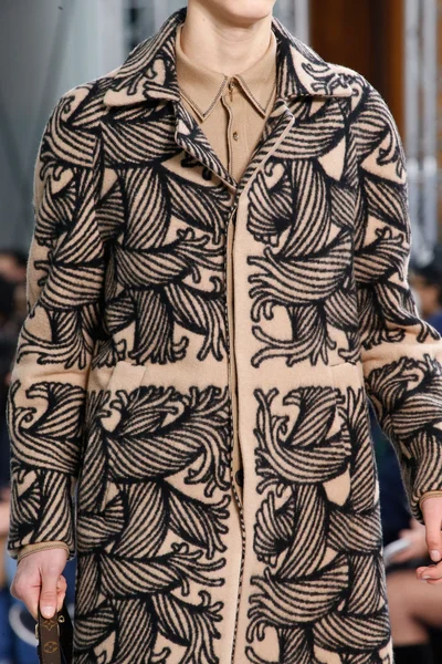 Look 10
